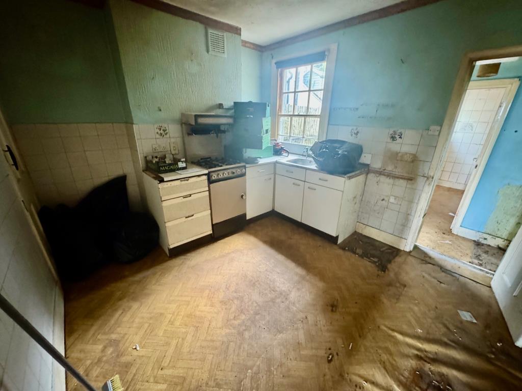 Lot: 132 - MID-TERRACE COTTAGE FOR IMPROVEMENT - Kitchen-dining room